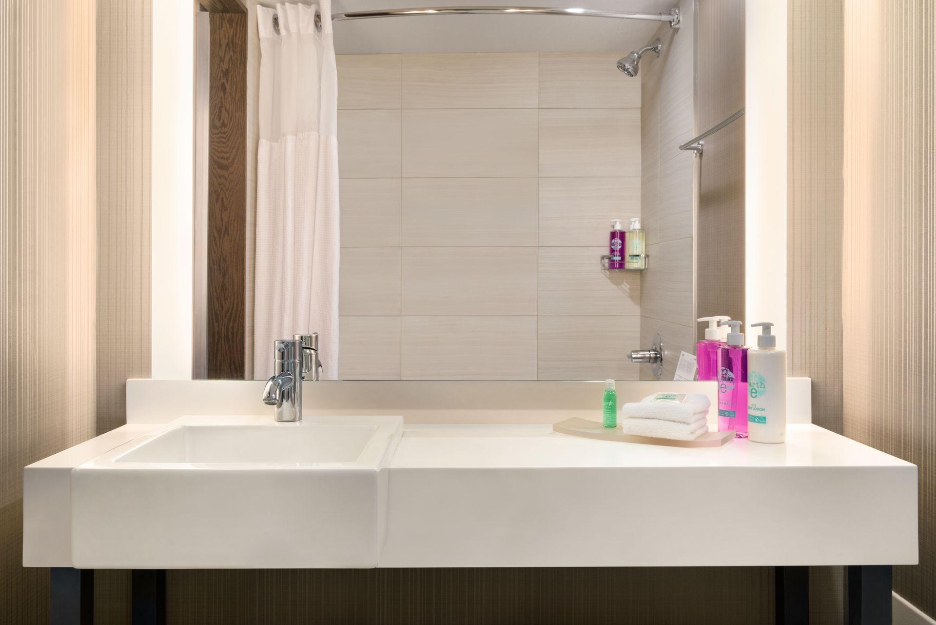 Coast Prince George Hotel by APA - Guest Bathroom
