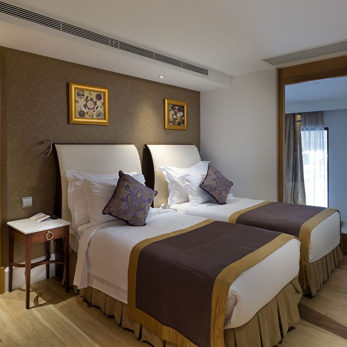 Premium Pool-Duplex-Suite im Titanic Mardan Palace – Zimmer mit zwei Betten und Holzboden.