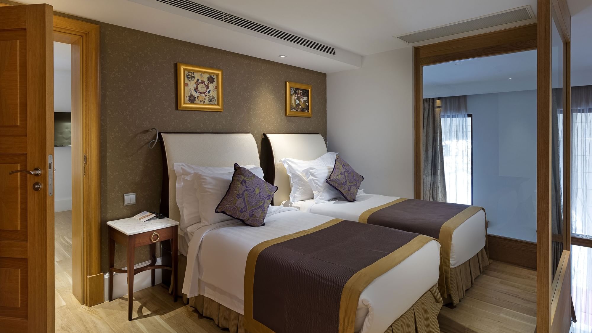 Premium Pool-Duplex-Suite im Titanic Mardan Palace – Zimmer mit zwei Betten und Holzboden.