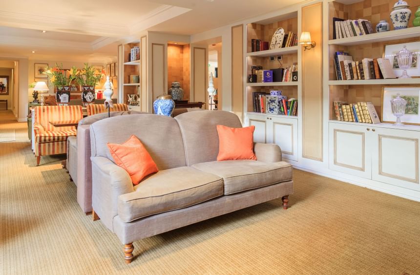 Sofas & bookshelves in a Lounge area at Hotel Boutique Le Reve