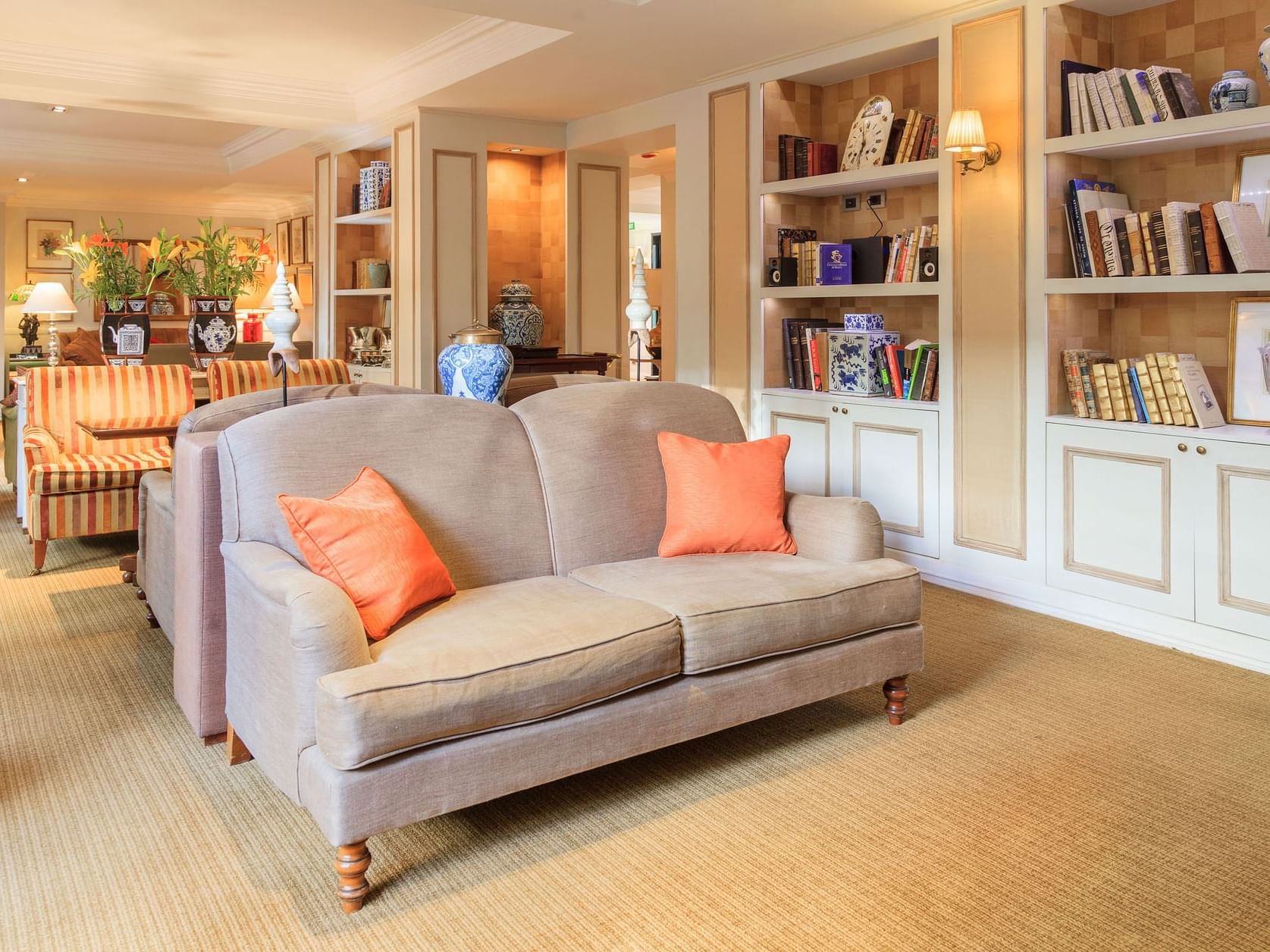 Sofas & bookshelves in a Lounge area at Hotel Boutique Le Reve