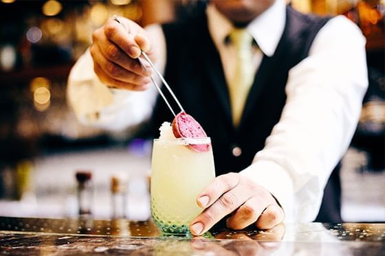 barista sirviendo un cocktail en Sumaq Hotel