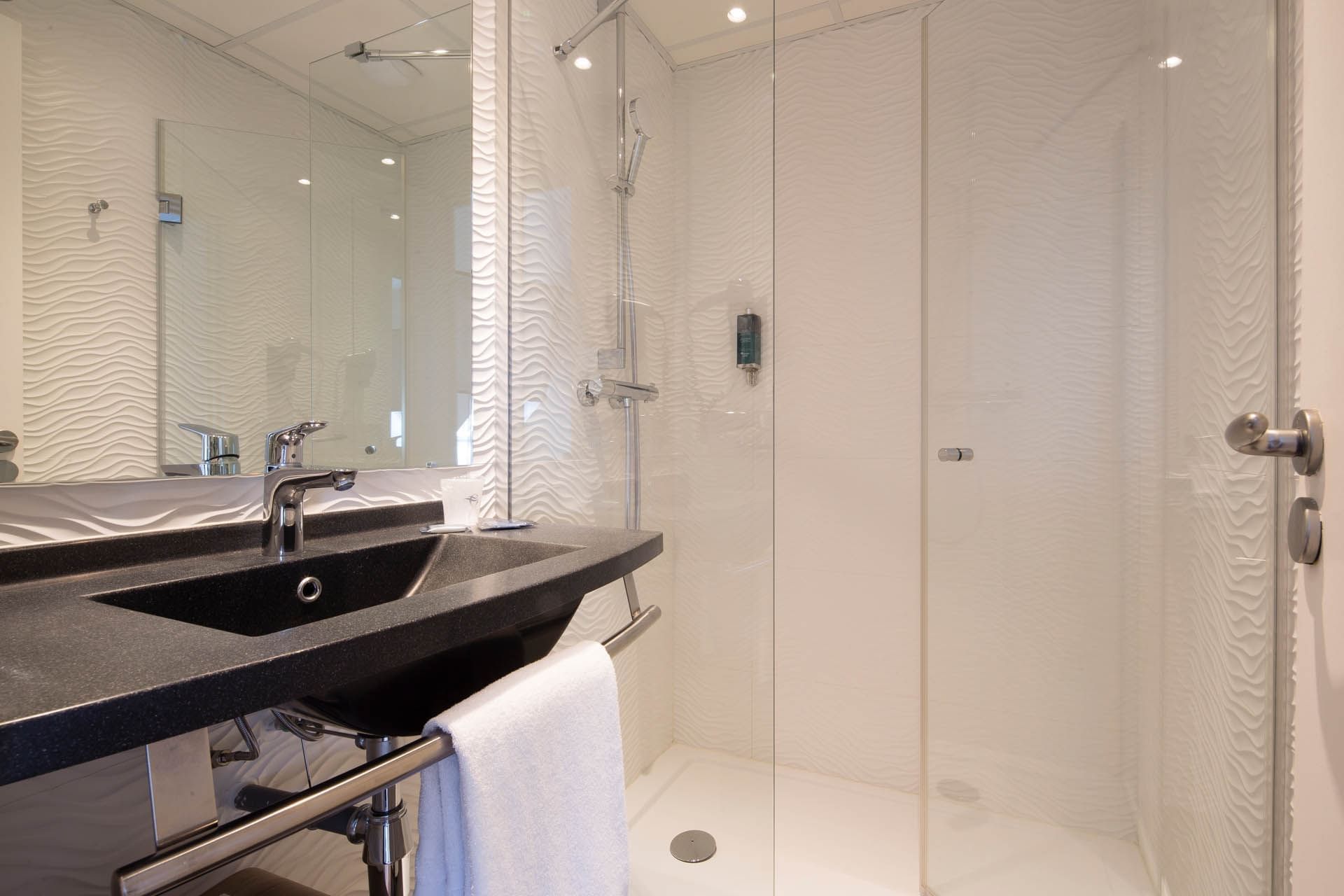 Salle de bain de la chambre Deluxe à l'Escale Oceania Saint-Malo