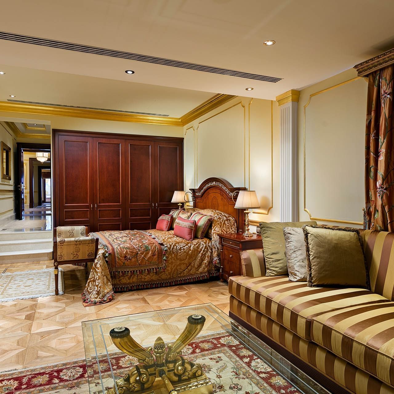 Titanic Mardan Palace’ın kral dairesinde rahat yatak ve salon.