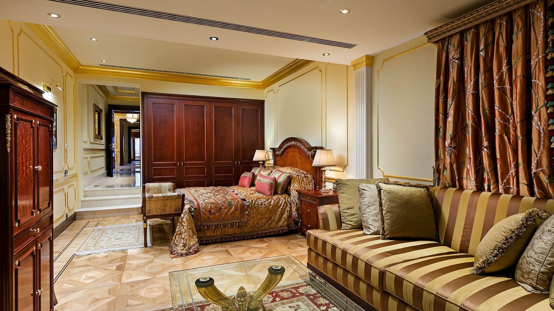 Titanic Mardan Palace’ın kral dairesinde rahat yatak ve salon.