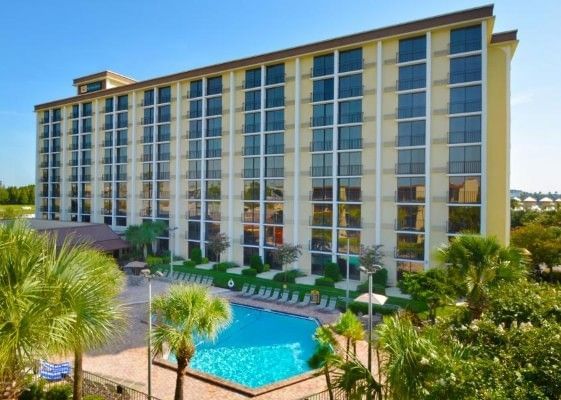 The exterior of Rosen Inn closest to Universal, complete with a beautiful swimming pool and palm trees.