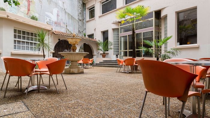 An open restaurant with a fountain at Hotel Astoria Vatican