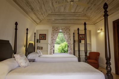 Queen-sized beds with ocean view in Tobago