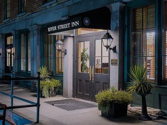 Side view of the entrance at River Street Inn