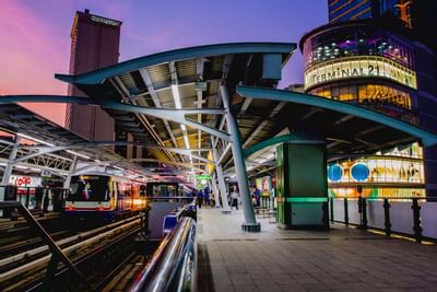 Cityscape view of Railway station at night near Dream Bangkok