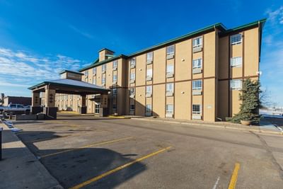 Exterior view of Service Plus Inns & Suites Grande Prairie with car park
