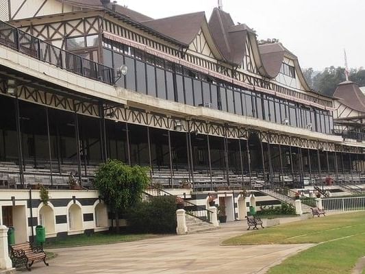 Tribuna histórica frente a una plaza abierta que destaca atracciones de Valparaíso, Chile, cerca de Veranda Hotel
