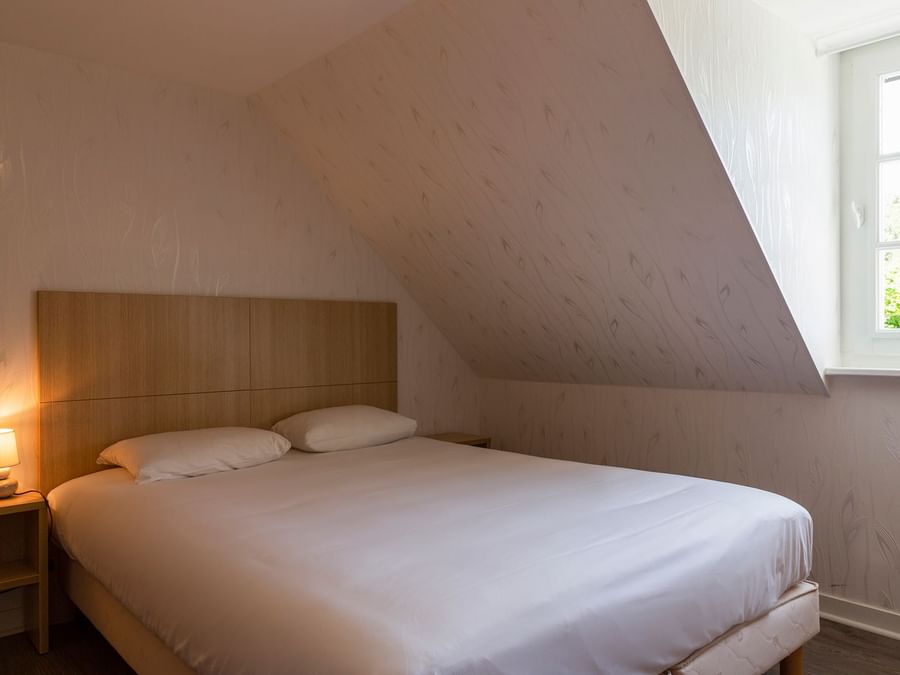 Double bedroom with open windows at Manior de Moellien