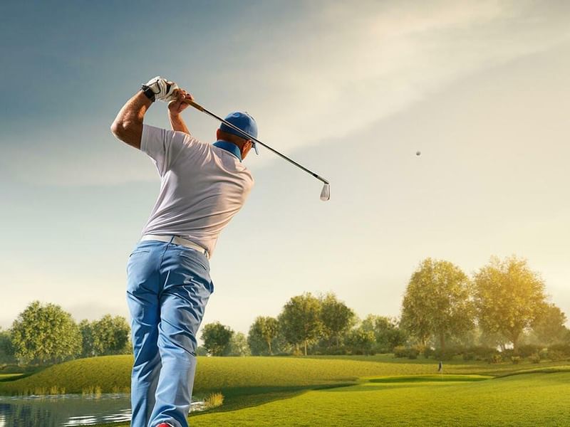 Un hombre jugando golf en Grand Fiesta Americana