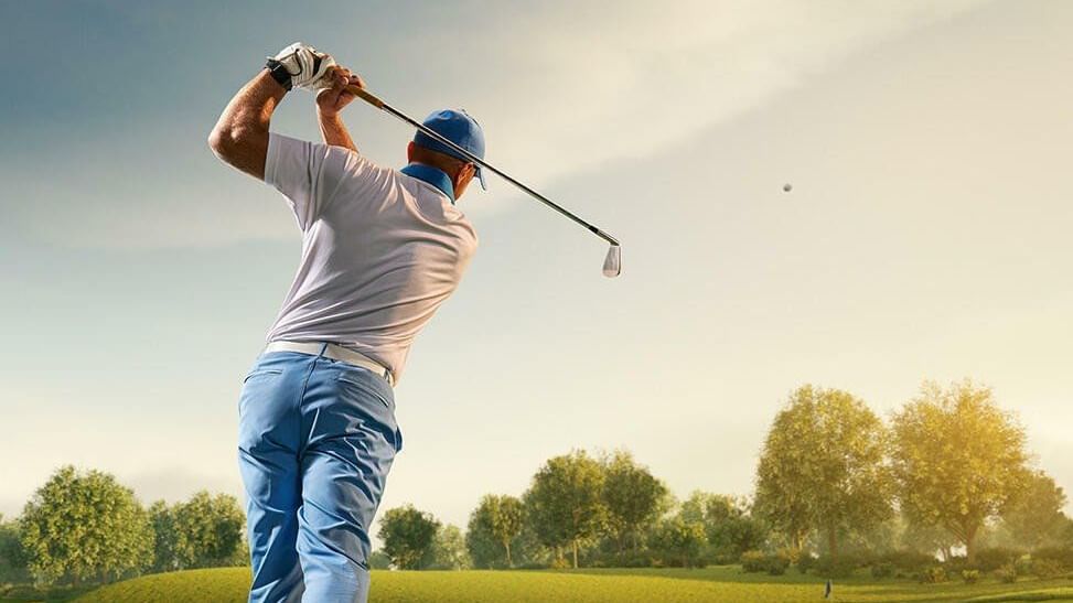 Un hombre jugando golf en Grand Fiesta Americana