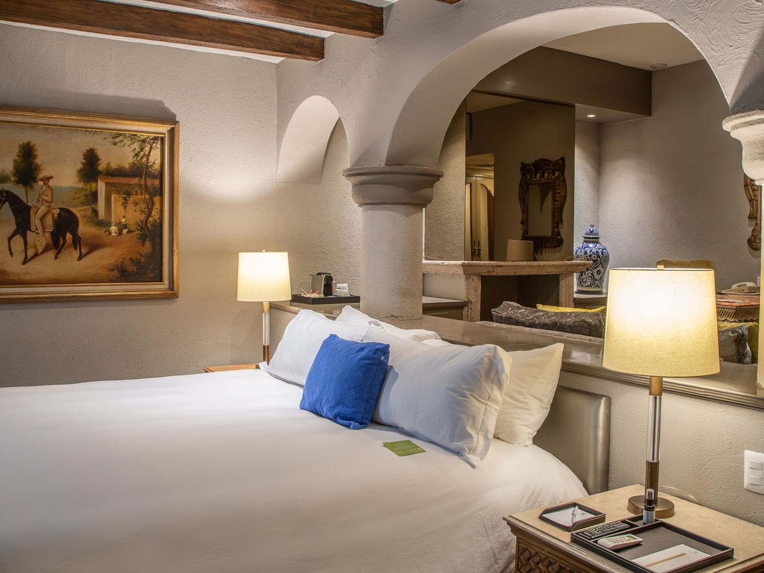 Master Suite King con cama king, arcos coloniales y decoración elegante en Quinta Real Guadalajara