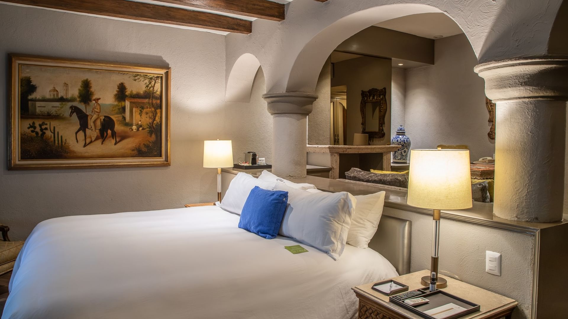 Master Suite King con cama king, arcos coloniales y decoración elegante en Quinta Real Guadalajara