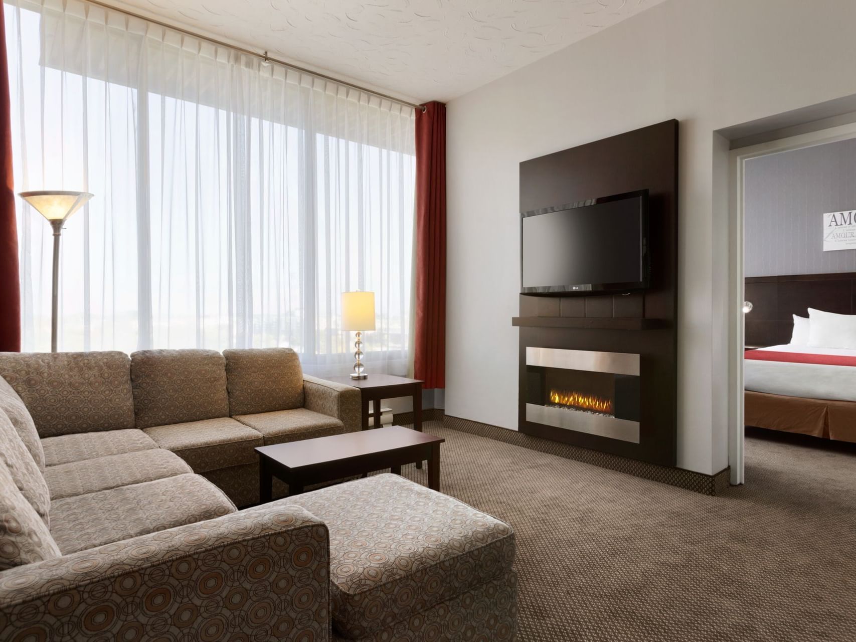 un canapé face à une télé dans une chambre d'hôtel