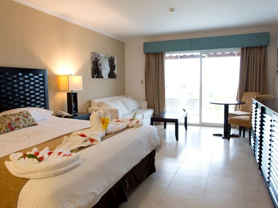 Garden View Room with a king bed at Playa Blanca Beach Resort