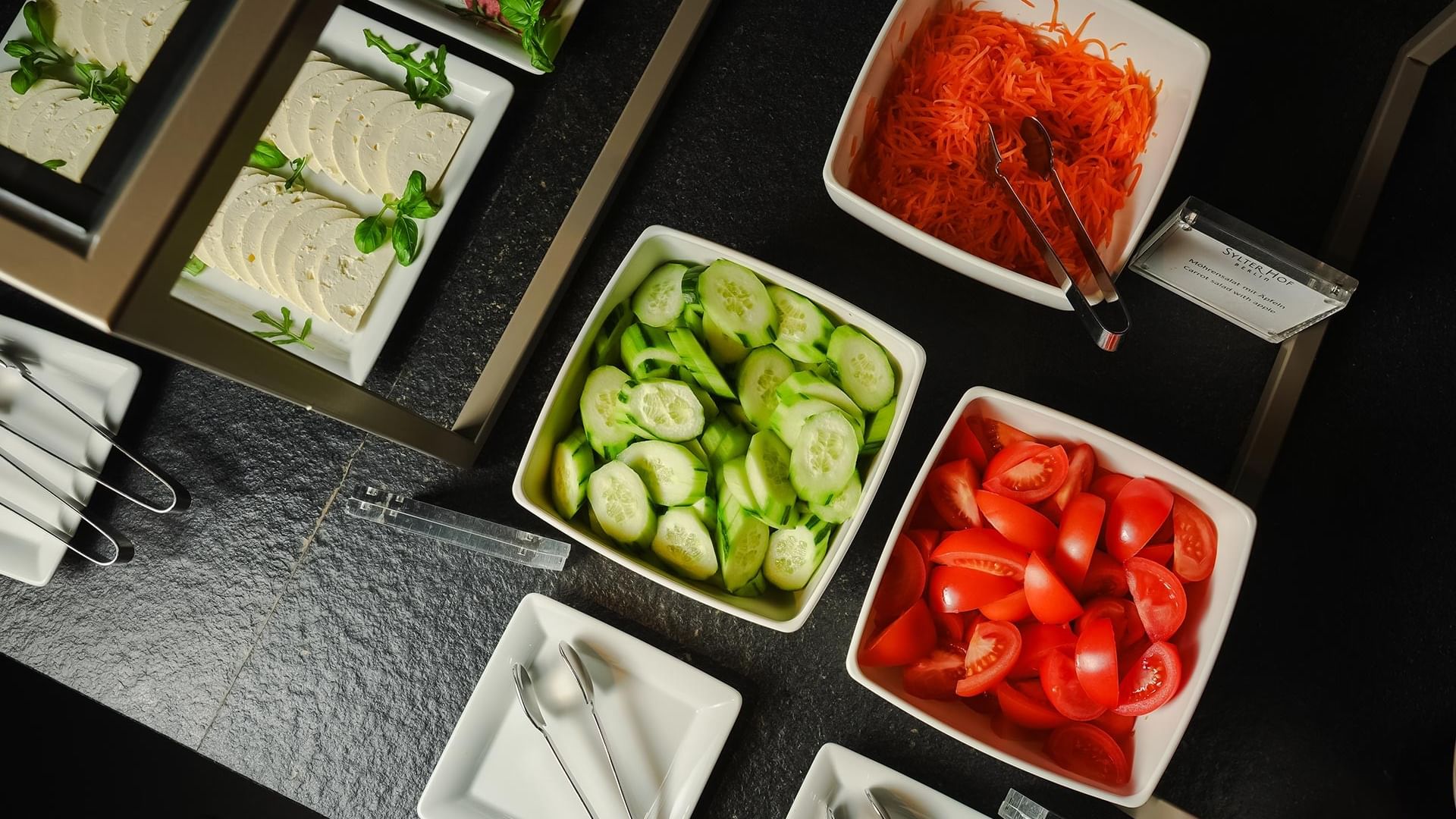 Verschiedene Salate und Gemüse im Frühstücksrestaurant des Sylter Hof Berlin.