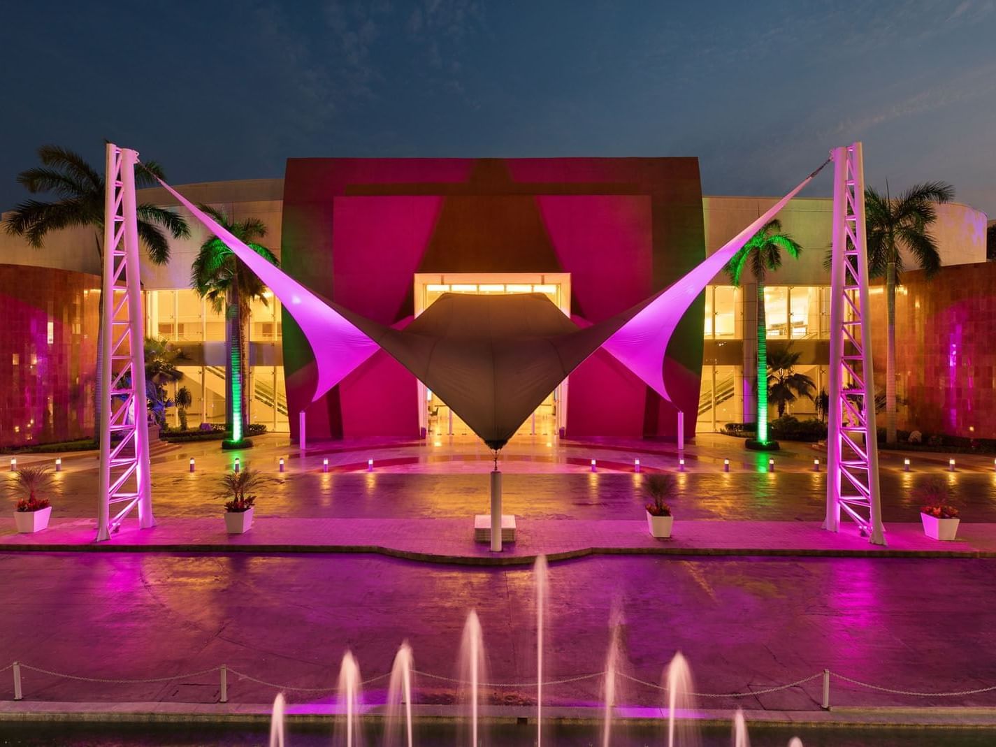 Vista exterior de Expo Mundo Imperial de noche