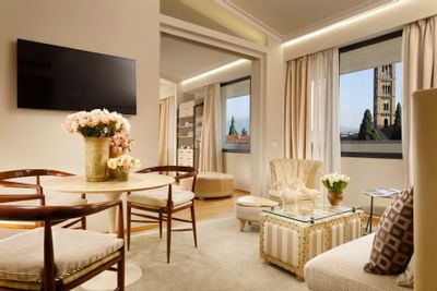 Living room with flower vases and TV at Grand Hotel Minerva