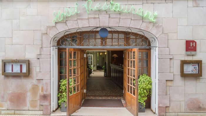 Entrance with flowerpots at Hotellerie des Trois Pigeons