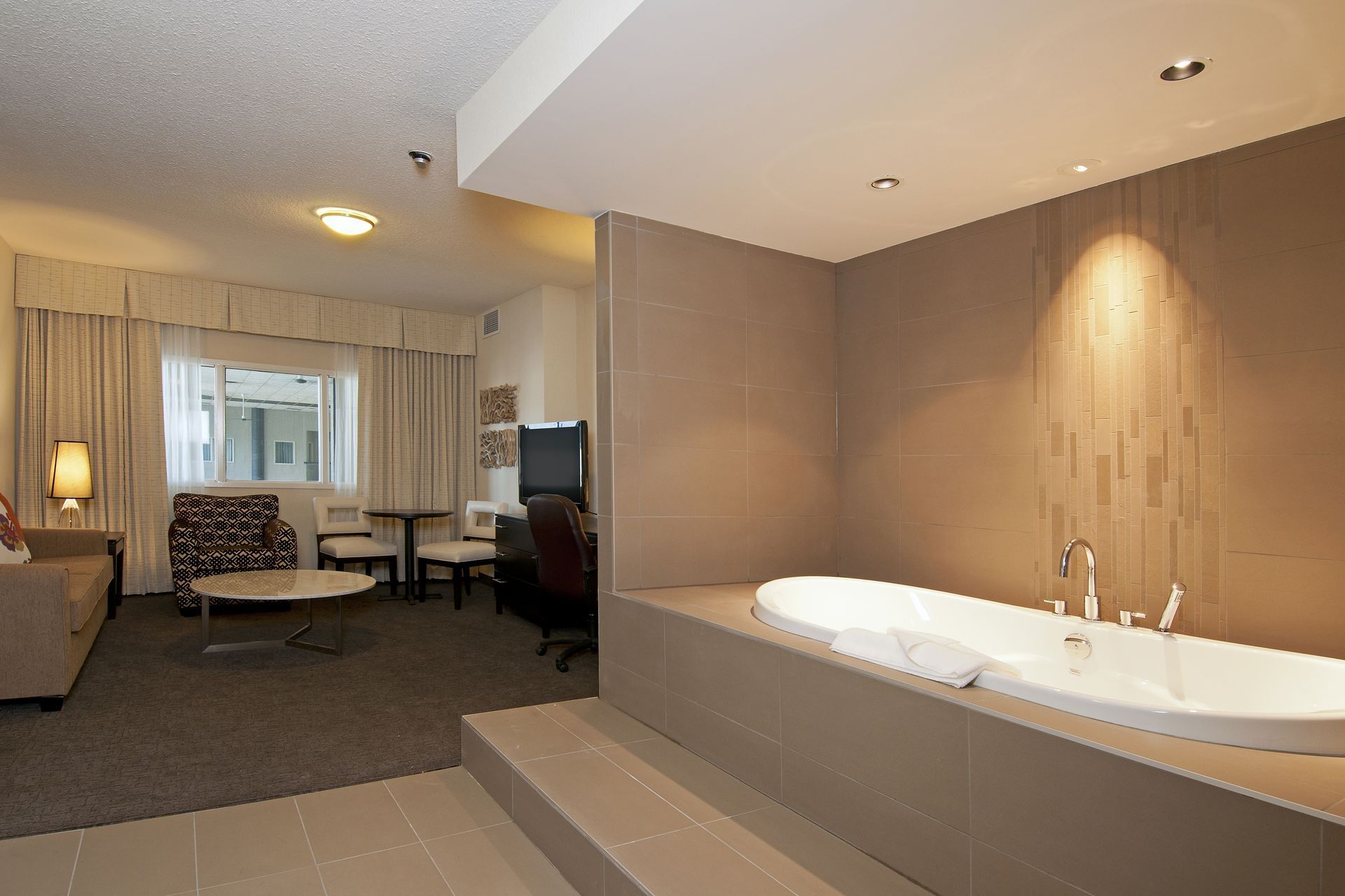 Coast Kamloops Hotel & Conference Centre Premium King Room - 2