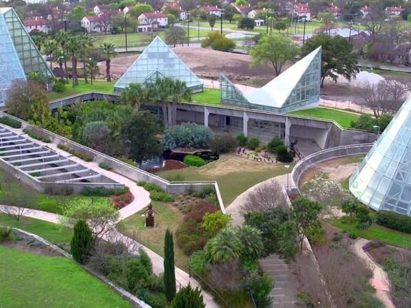 The botanical garden near Riverwalk Plaza Hotel