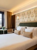Superior Kamer met kingsize bed, bloemmotief behang en uitzicht op de stad bij Warwick Brussels Grand-Place