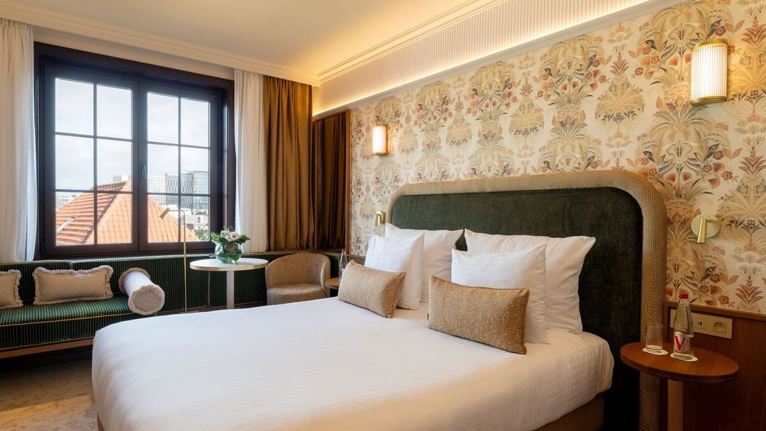 Superior Kamer met kingsize bed, bloemmotief behang en uitzicht op de stad bij Warwick Brussels Grand-Place