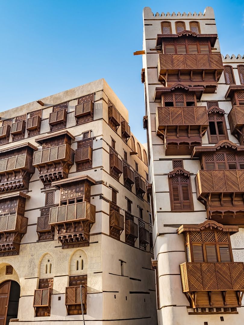 المباني التقليدية متعددة الطوابق ذات الشرفات الخشبية المزخرفة والنوافذ الشبكية في منطقة «البلد» التاريخية بجدة