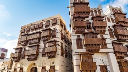 المباني التقليدية متعددة الطوابق ذات الشرفات الخشبية المزخرفة والنوافذ الشبكية في منطقة «البلد» التاريخية بجدة