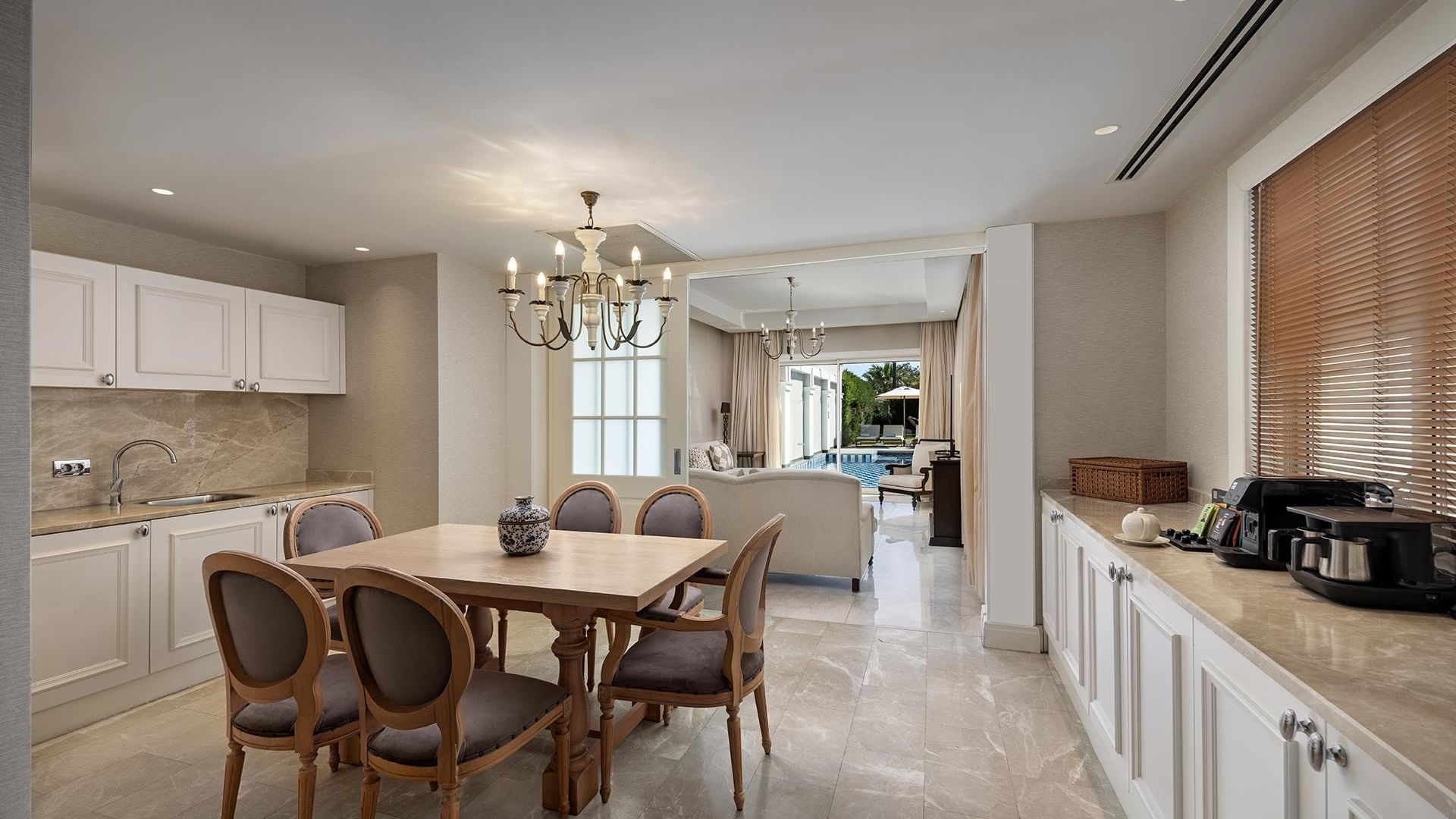 Изысканный интерьер виллы с бассейном в Titanic Deluxe Golf Belek, Анталья.