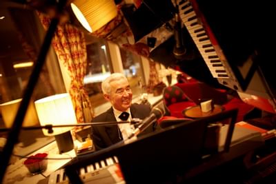 Pianist playing the piano at Precise Seehof Davos Klosters