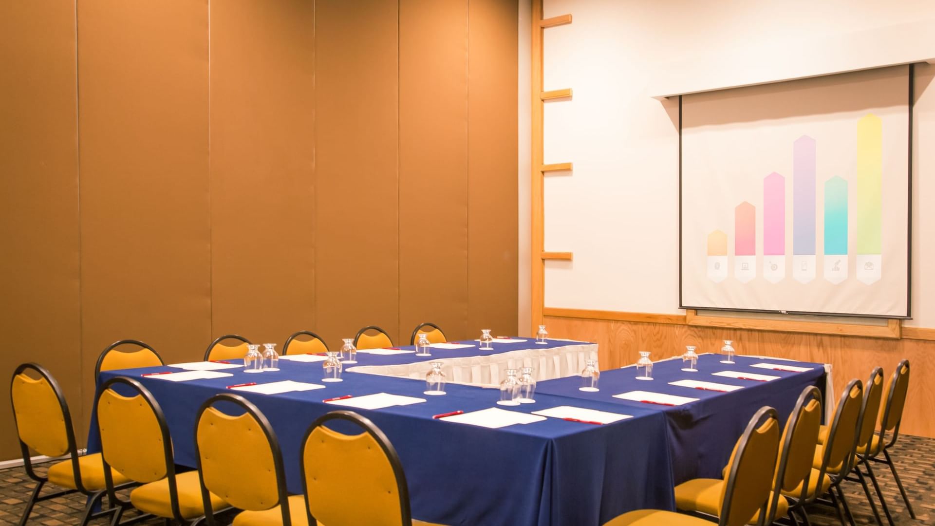 Conference room with a projector in Fiesta Inn Culiacán