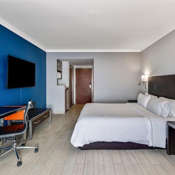 Habitación Superior con estilo, 1 King en Fiesta Inn Express Nuevo Laredo con pared azul, escritorio y maletero