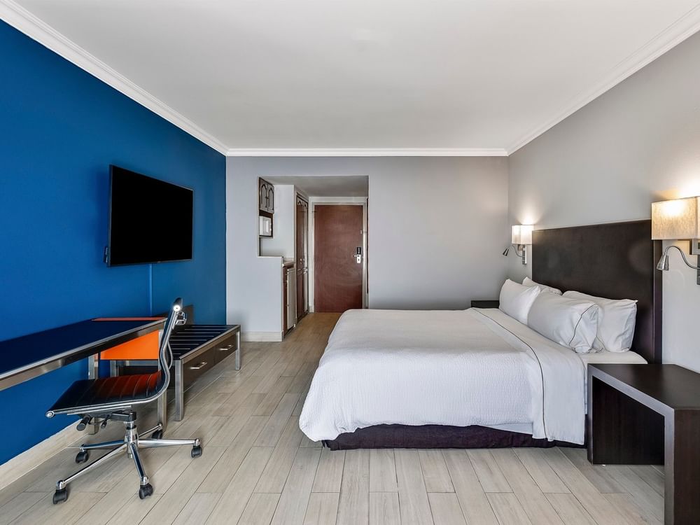 Habitación Superior con estilo, 1 King en Fiesta Inn Express Nuevo Laredo con pared azul, escritorio y maletero