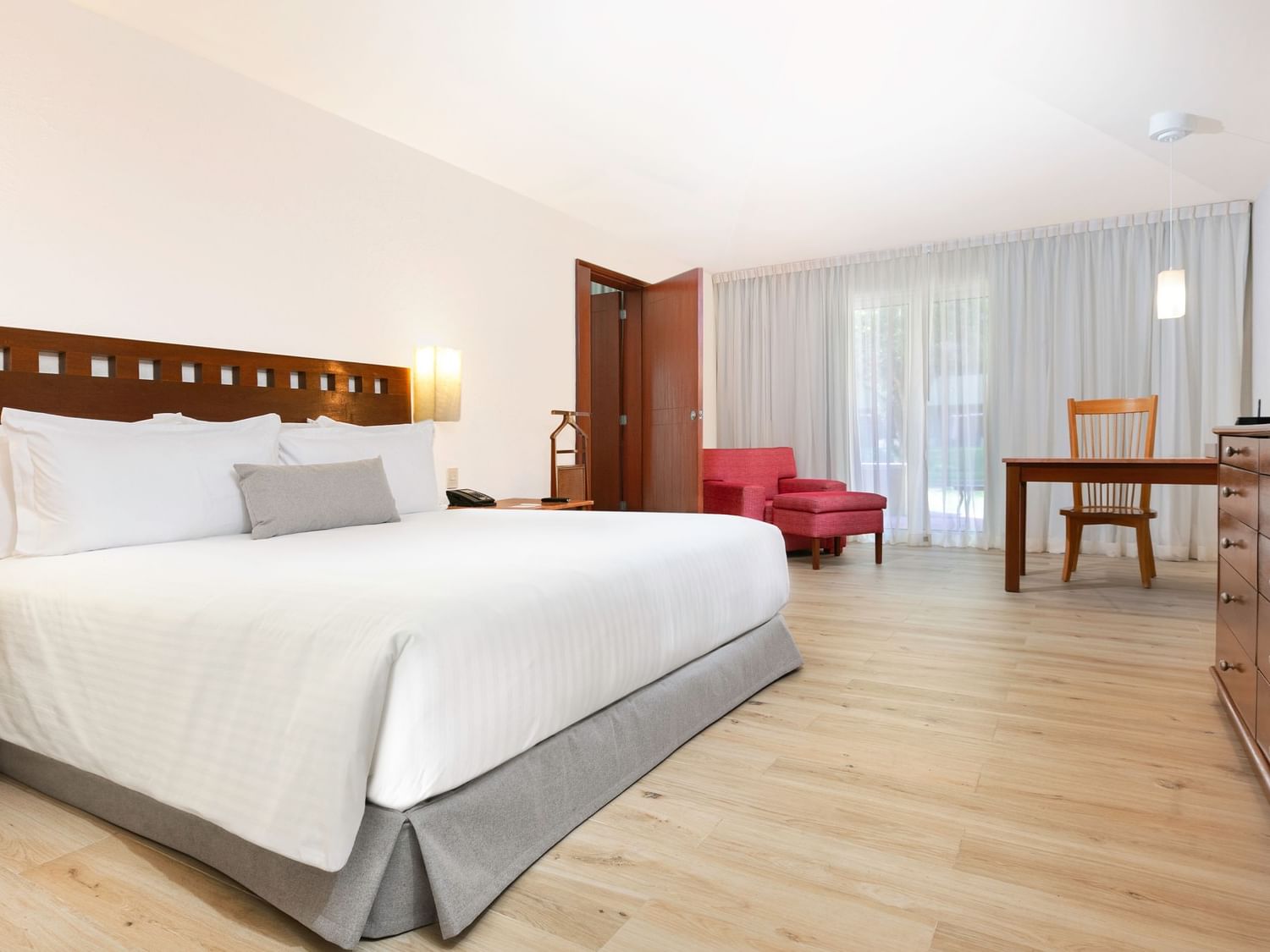 Elegant King Real Suite with large bed and modern furnishings at Camino Real Guadalajara in Zapopan