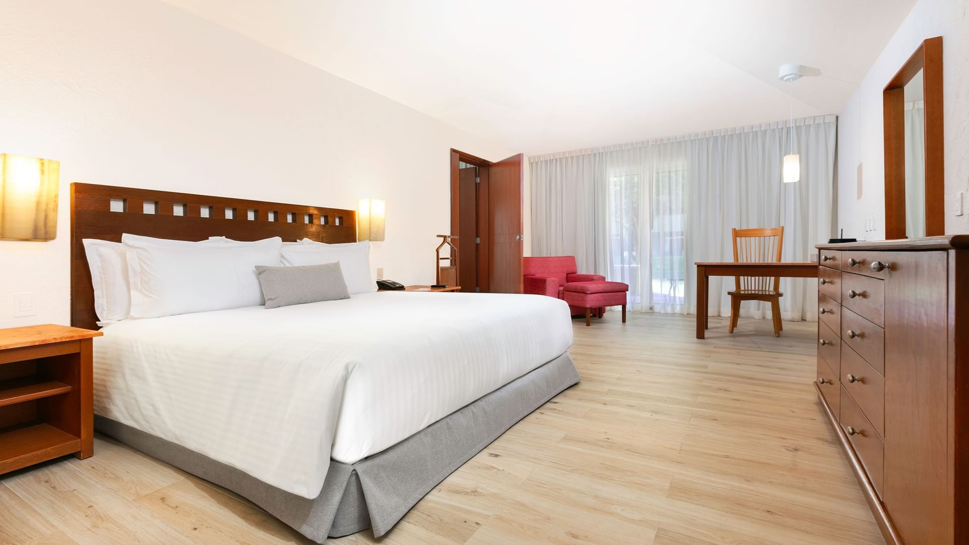 Elegant King Real Suite with large bed and modern furnishings at Camino Real Guadalajara in Zapopan