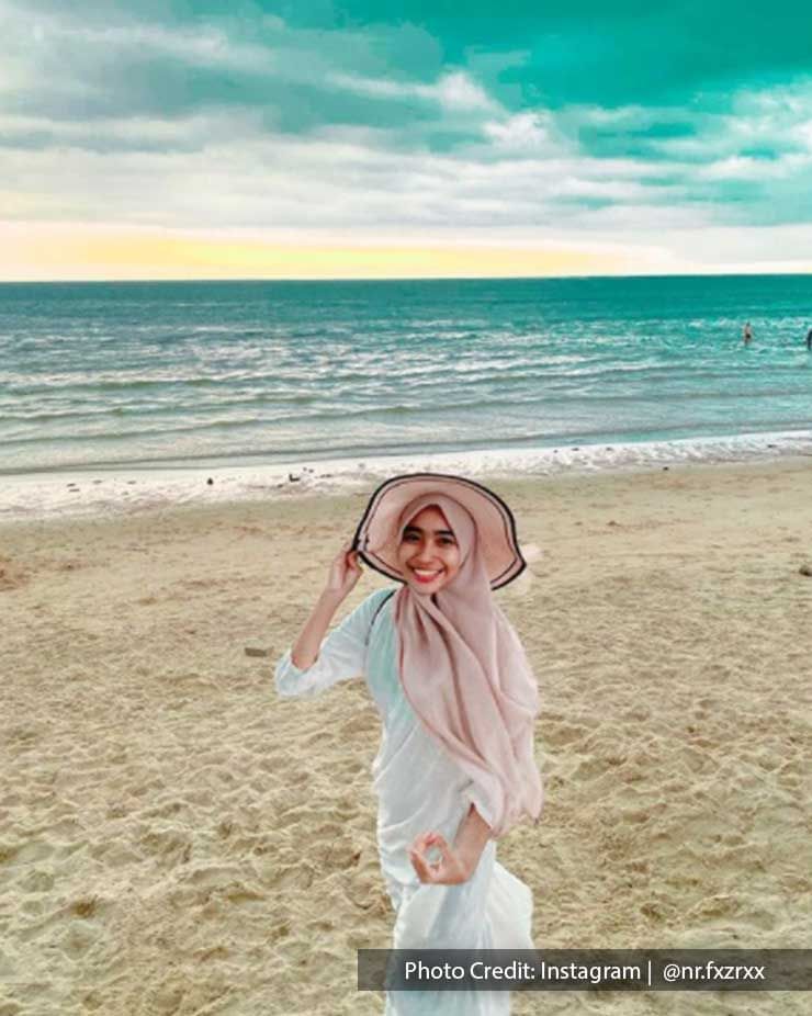 Woman posing on beach - Lexis Hibiscus