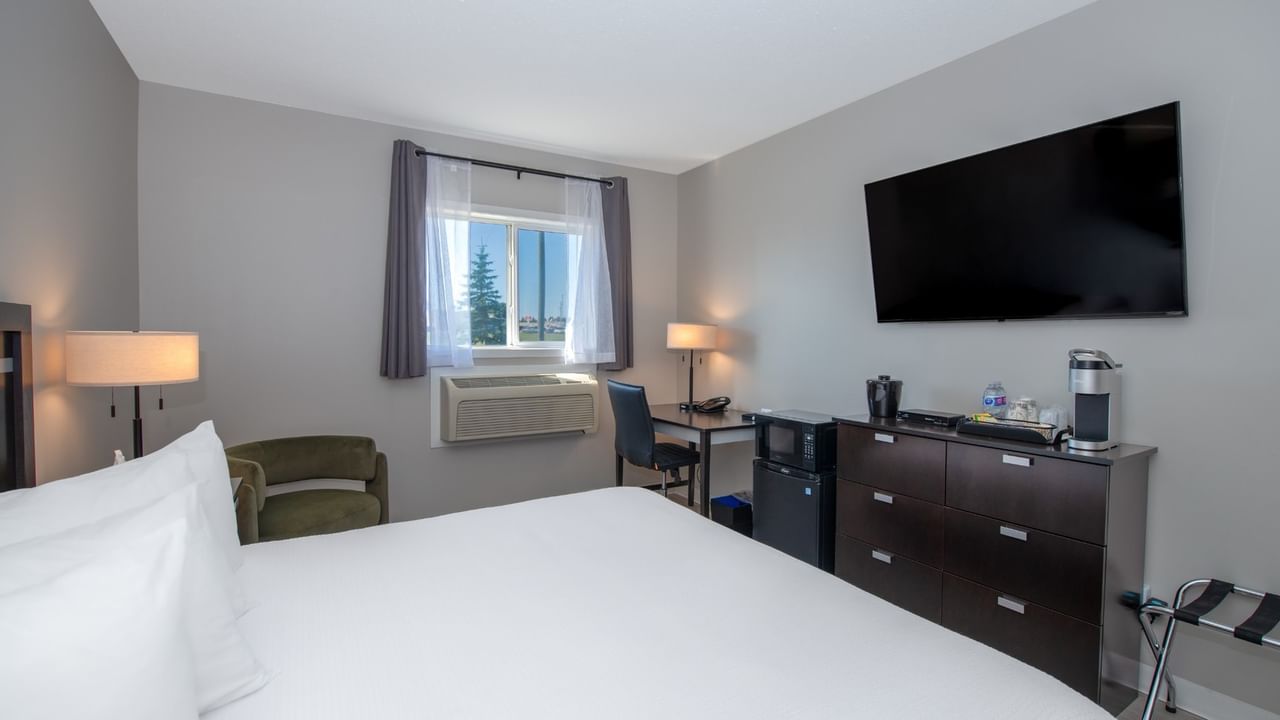 King bed at Coast Innisfail Hotel with bedside lamps