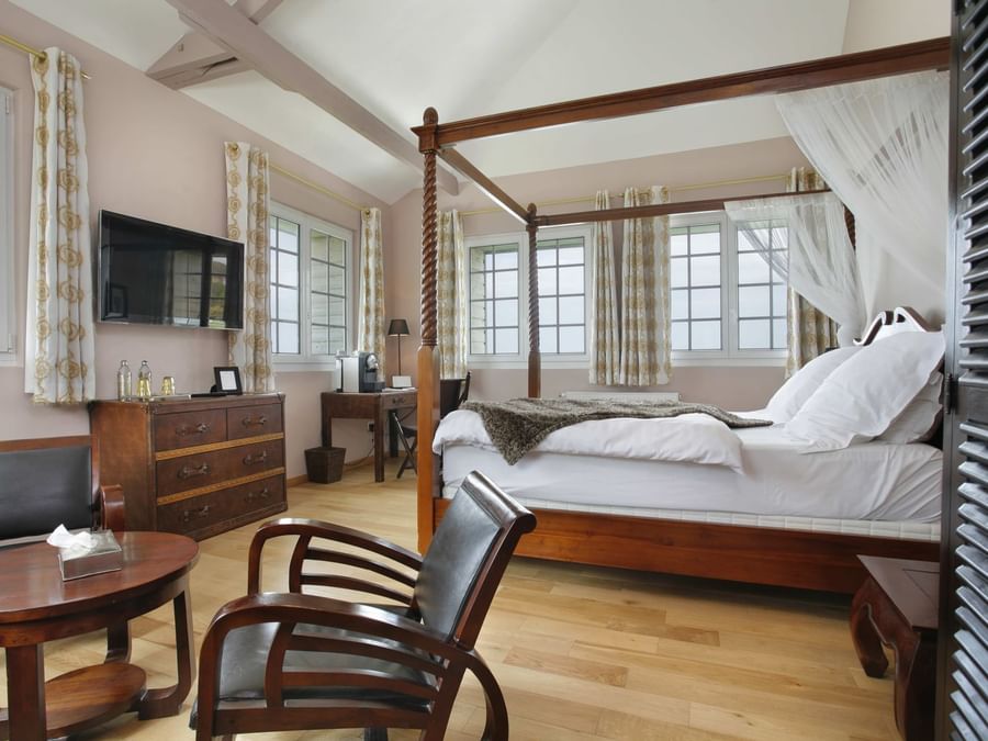 Junior Suite bedroom with a king bed at The Originals Hotels