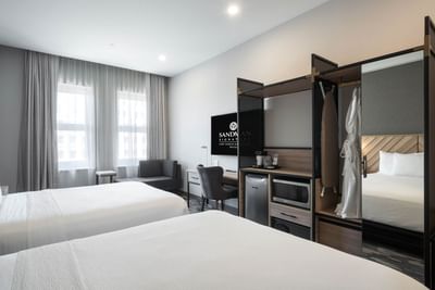 Twin beds in a bedroom at Sandman Signature Fort Worth Downtown