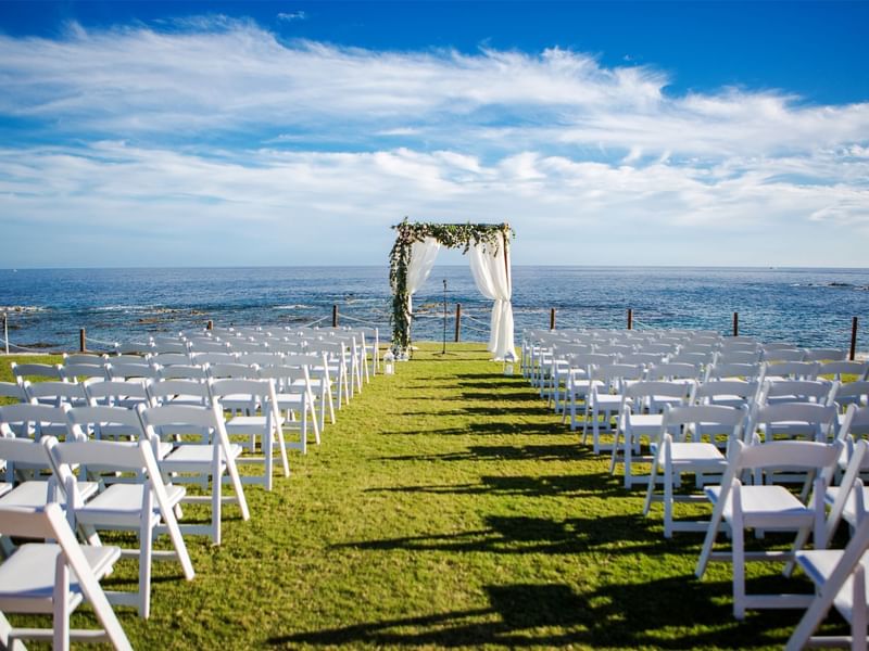 Montaje de boda al aire libre con vista al mar en Grand Fiesta Americana