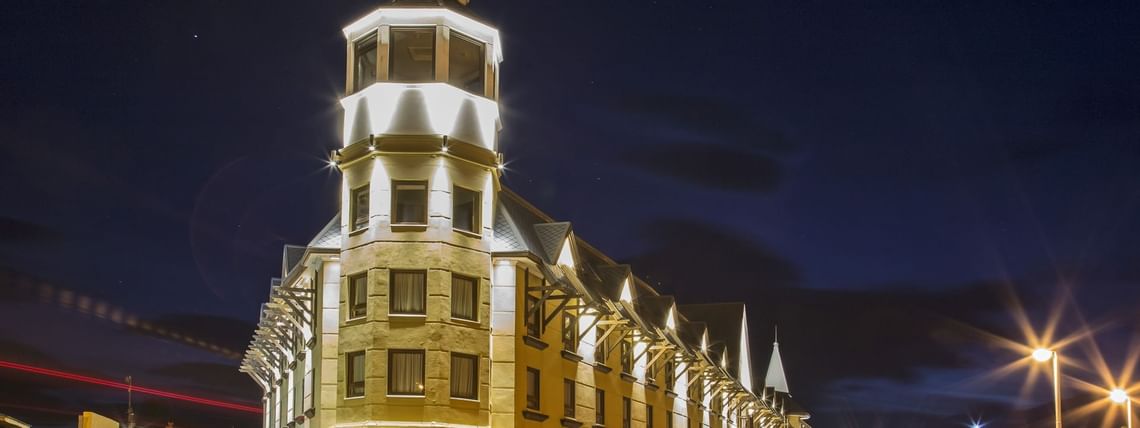 Exterior street view of Hotel Costaustralis at night