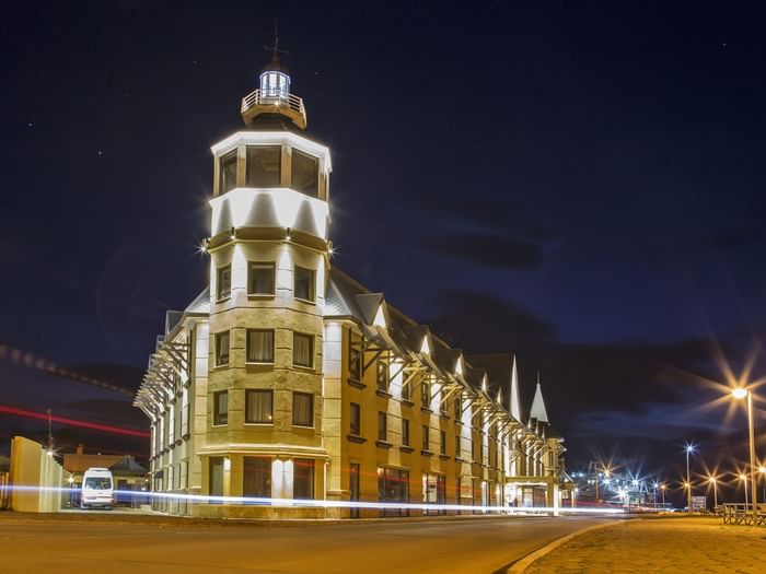 Exterior street view of Hotel Costaustralis at night