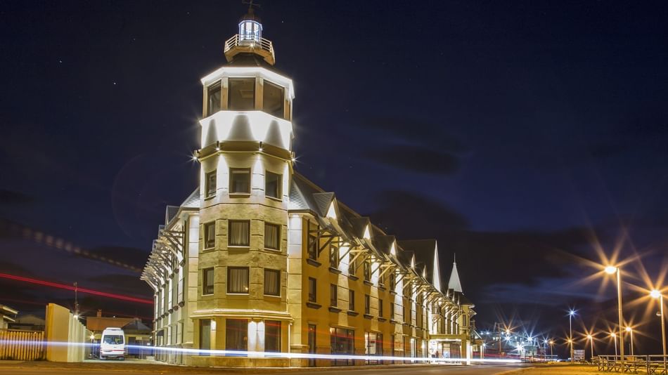 Exterior street view of Hotel Costaustralis at night