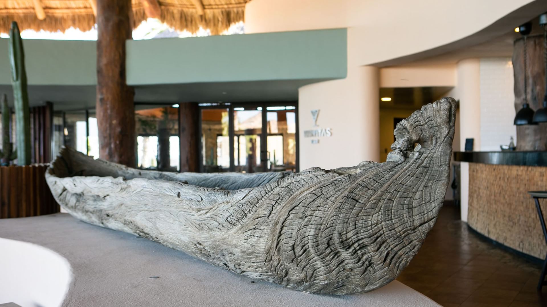 Canoa rústica de madera con un Textura en un mostrador dentro del restaurante Pitahayas en Hacienda Del Mar Los Cabos.