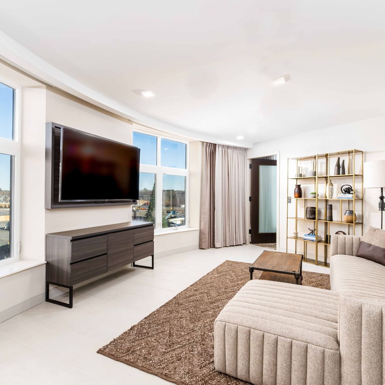 The Artisan Hotel Salem King Suite Living Room